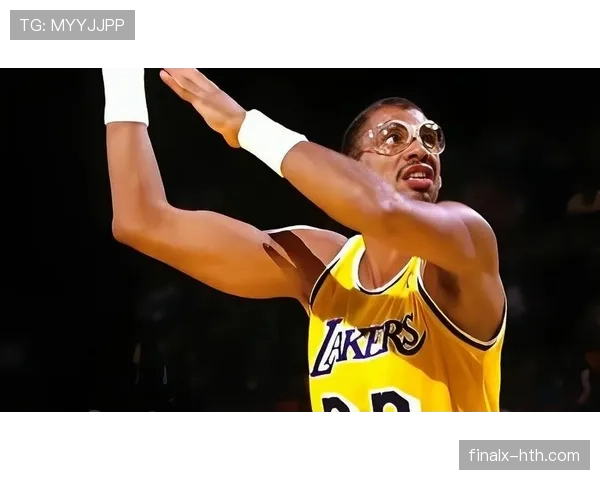 贾巴尔无球掩护改变防守阵型，天勾效率仍主导内线